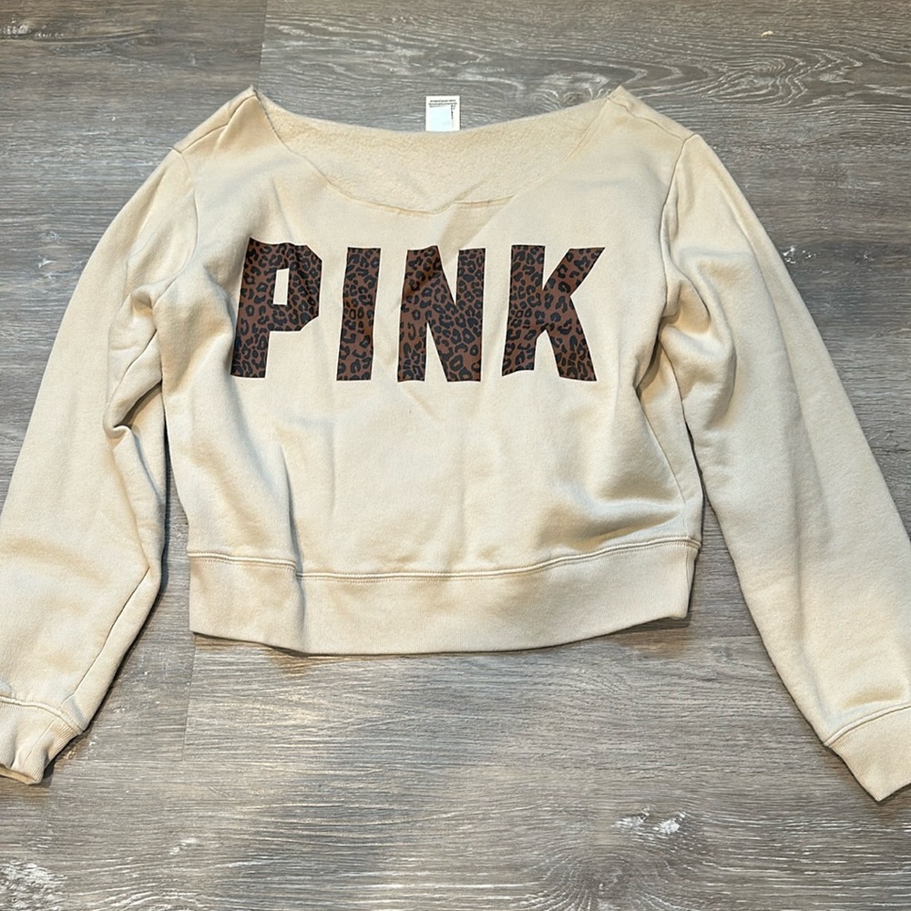 Cream crop sweatshirt.
